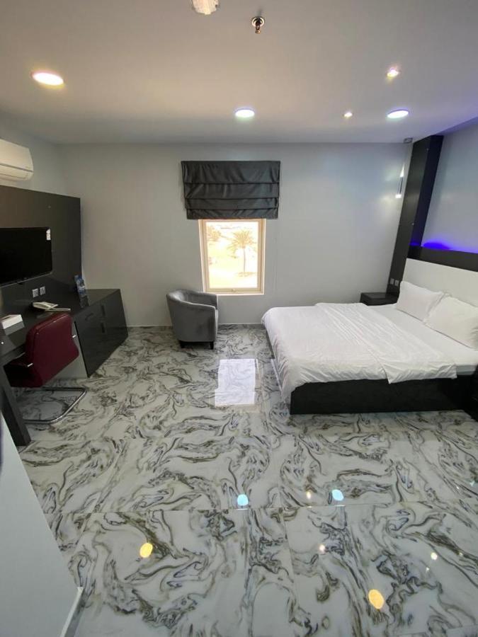 Marina Hotel Сухар Екстериор снимка