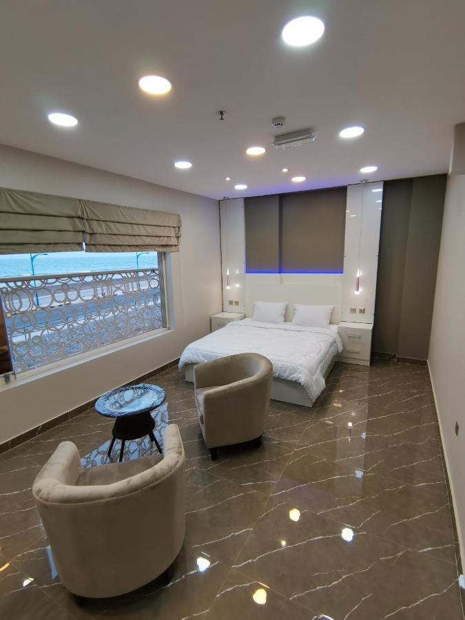 Marina Hotel Сухар Екстериор снимка