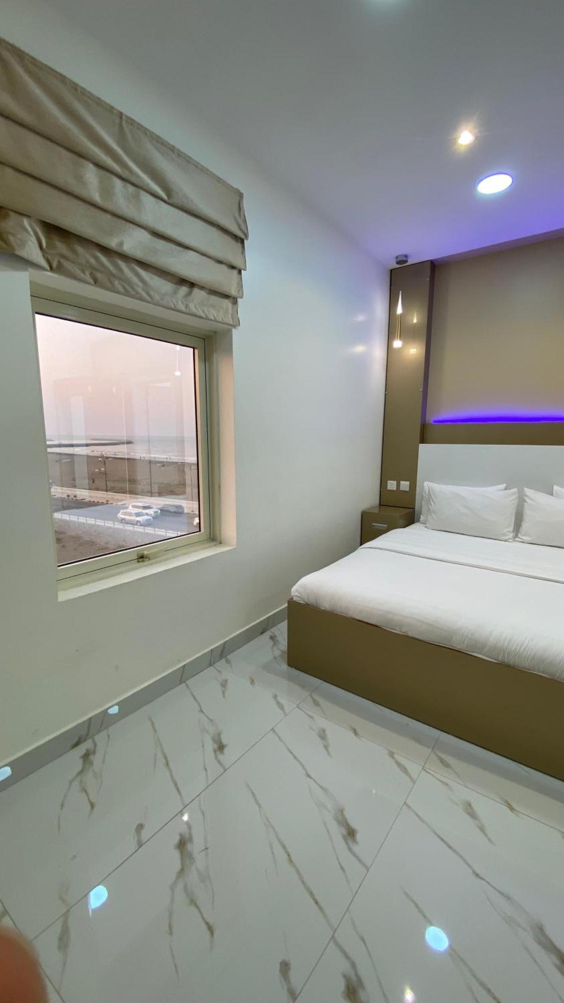 Marina Hotel Сухар Екстериор снимка