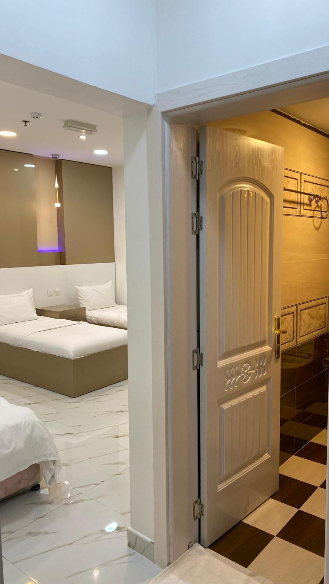 Marina Hotel Сухар Екстериор снимка