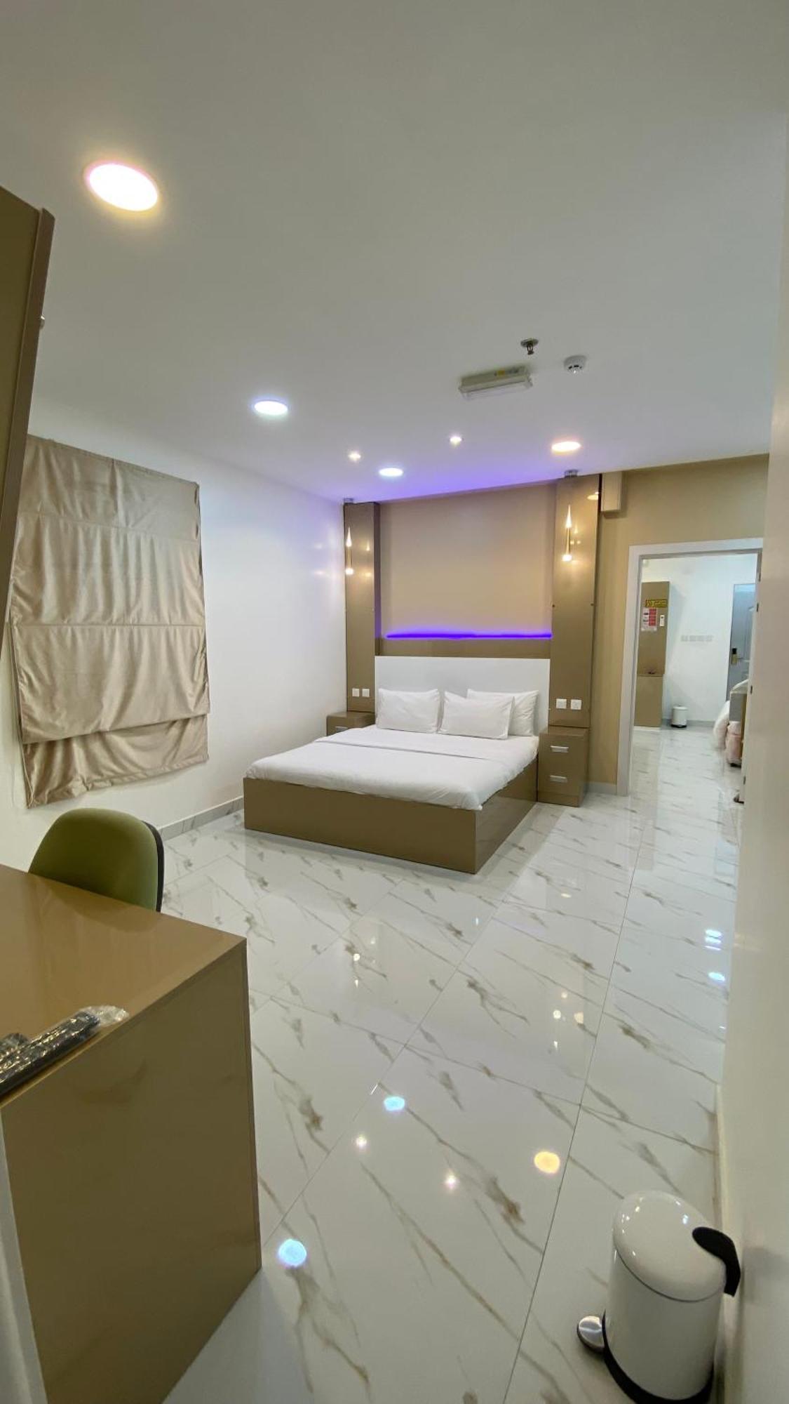 Marina Hotel Сухар Екстериор снимка