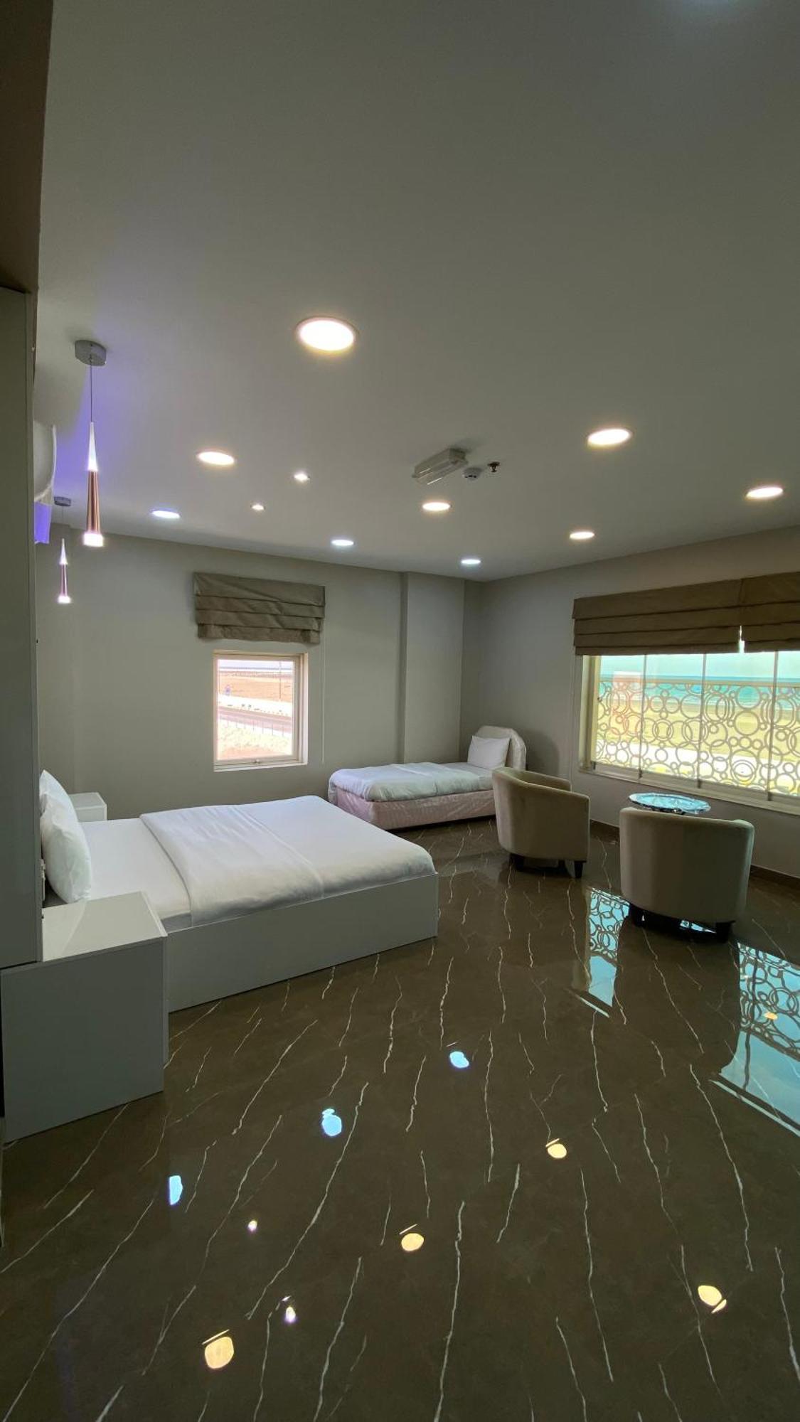 Marina Hotel Сухар Екстериор снимка